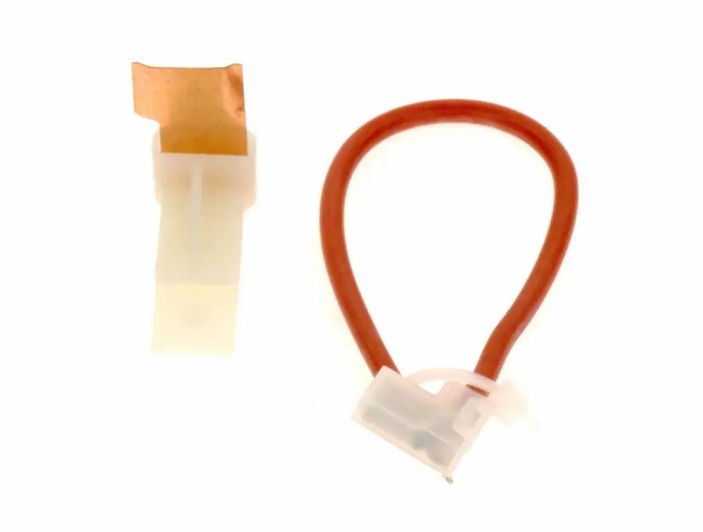 BOSCH Zündsperre mit einem flexiblen Kabel und einem Anschluss. Das Bild zeigt die Teile in zwei verschiedenen Farben, darunter eine Kupferplatte.